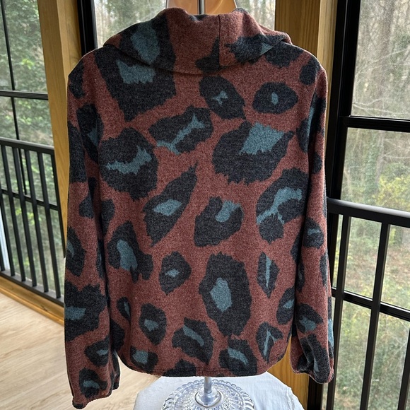 Tribal Funnel Neck Fleecy Leopard Print Sweater Made in Canada ~ M - Picture 5 of 11